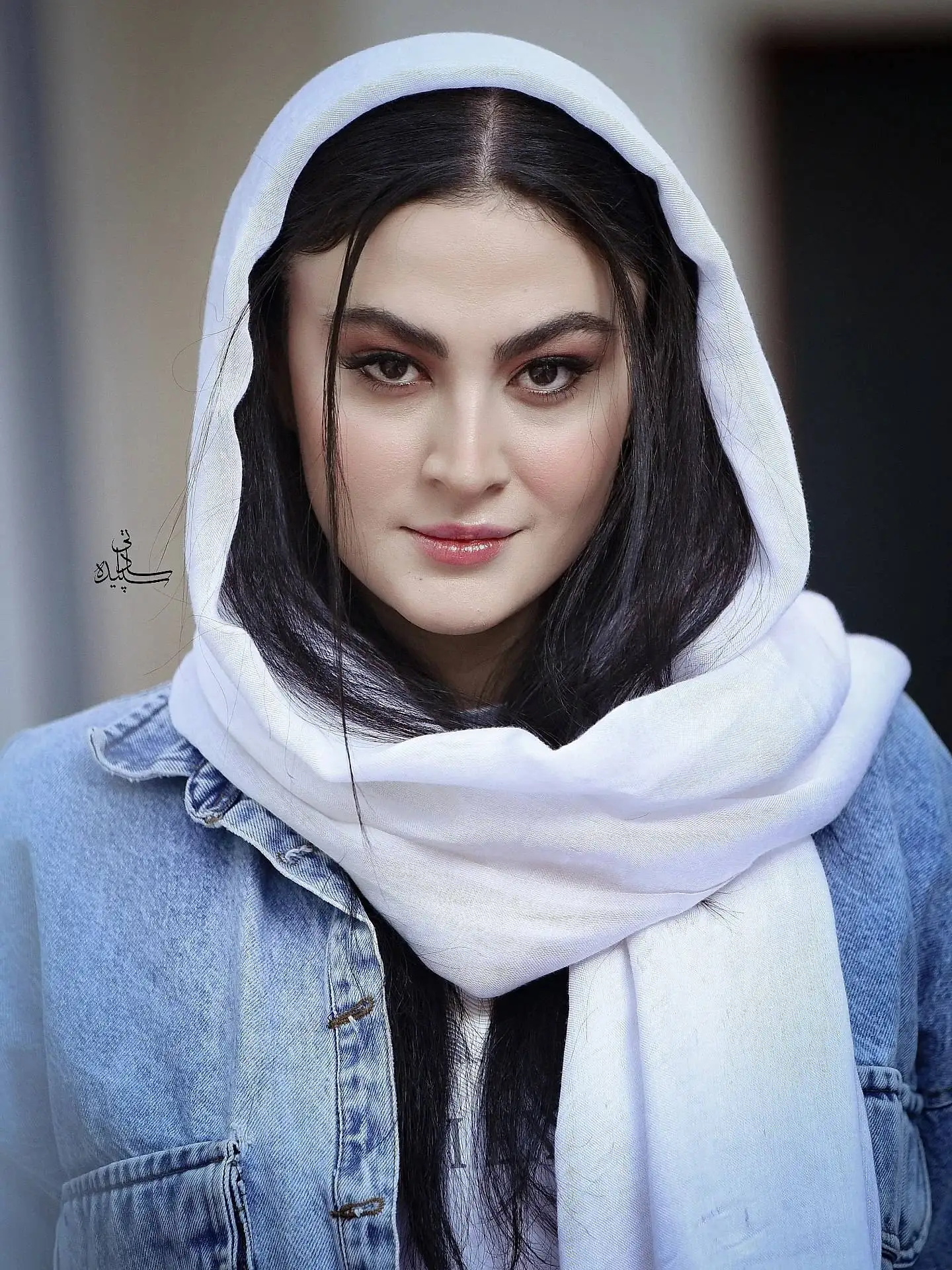 تصاویر؛ استایل متفاوت مریم مؤمن با پوشش جین در جشنواره «هُمام» 