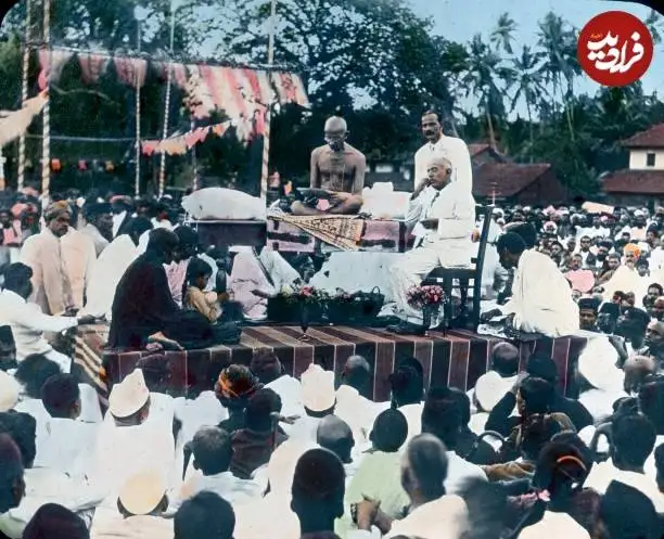عکس| سفر در زمان؛ «مهاتما گاندی» در یک گردهمایی در شهر ماگالور؛ سال 1299