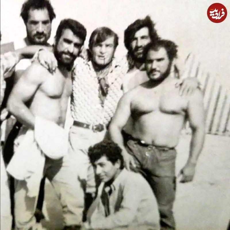 عکس| سفر به تاریخ؛ «صفر کشکولی» در کنار رضا بیک ایمانوردی در پشت صحنه یک فیلم؛ دهۀ 50