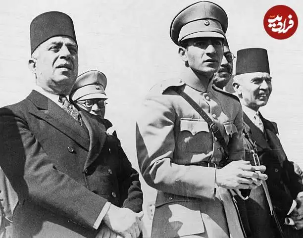 عکس| سفر در زمان؛ «محمدرضا پهلوی» در حال بازدید از یک مدرسه نظامی در مصر؛ سال 1317