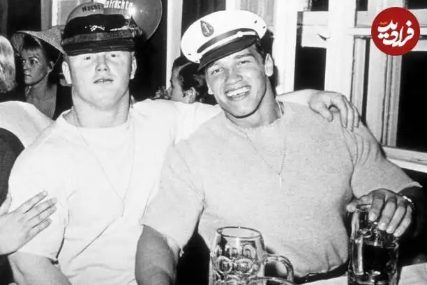 عکس| سفر در زمان؛ «آرنولد» با کلاه ملوانی و در کنار یکی از دوستانش در مونیخ؛ سال 1346