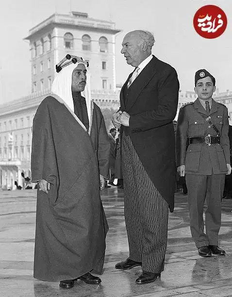 عکس| سفر در زمان؛ «ملک حسین» به همراه پدرش «ملک طلال، دومین پادشاه اردن» در رم؛ سال 1330