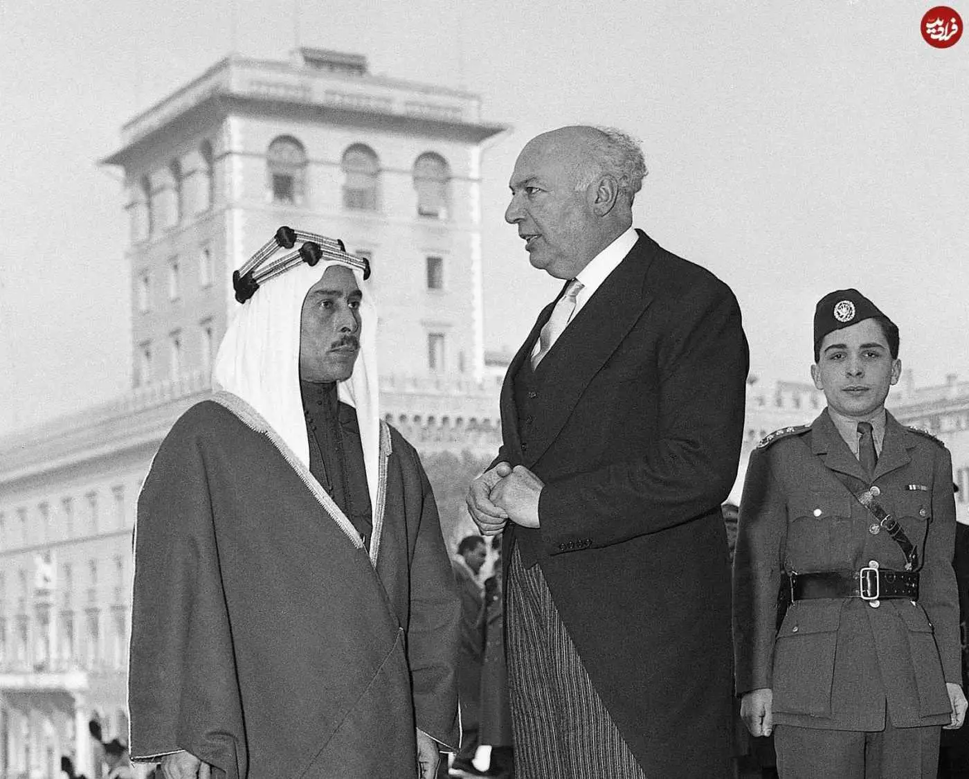 عکس| سفر در زمان؛ «ملک حسین» به همراه پدرش «ملک طلال، دومین پادشاه اردن» در رم؛ سال 1330