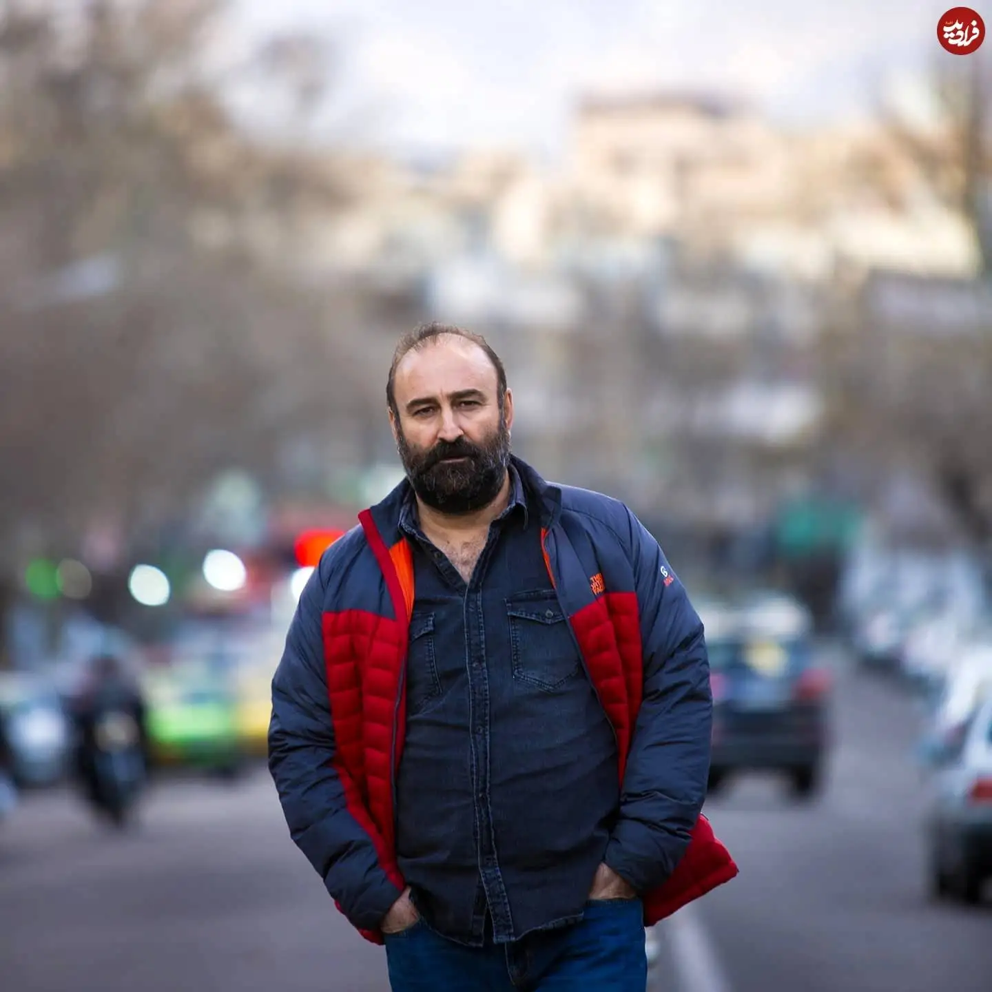 عکس| سفر در زمان؛ «شکیب» سریال آوای باران در حال قدم زدن در تهران؛ سال 99