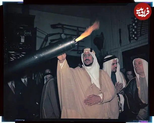 عکس| سفر در زمان؛ «ملک سعود، دومین پادشاه عربستان» در حال بررسی یک مسلسل؛ سال 1324
