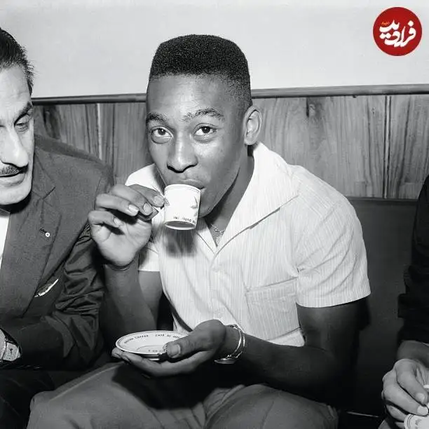 عکس| سفر در زمان؛ «پله» در حال نوشیدن قهوه در 20 سالگی؛ سال 1338