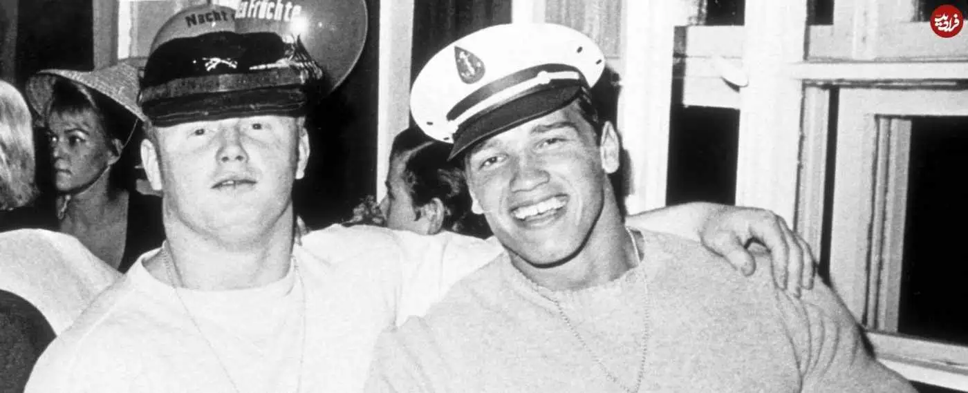 عکس| سفر در زمان؛ «آرنولد» با کلاه ملوانی و در کنار یکی از دوستانش در مونیخ؛ سال 1346