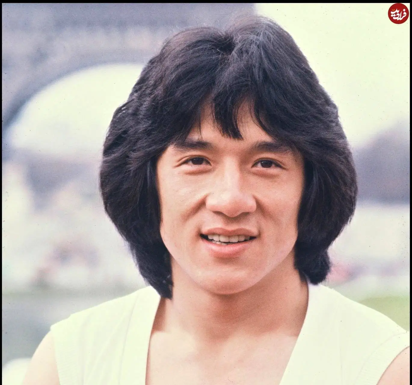 عکس؛ سفر در زمان؛ چهره و تیپ متفاوت «جکی چان» در 27 سالگی در پاریس؛ سال 1359