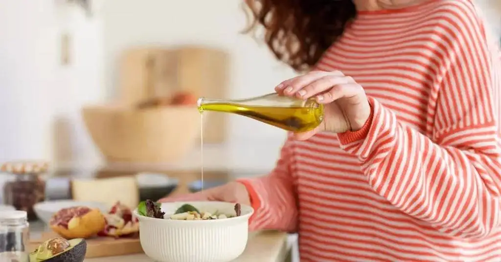 کدام روغن پخت وپز برای شما مناسب تر است و چطور آن را به درستی به کار ببرید؟