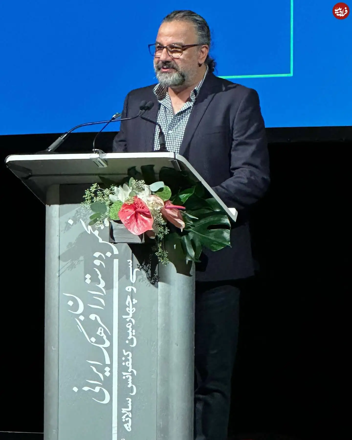 عکس| سفر در زمان؛ «نینیفرکبتا» در حال سخنرانی در یک کنفرانس در آمریکا؛ سال 1403