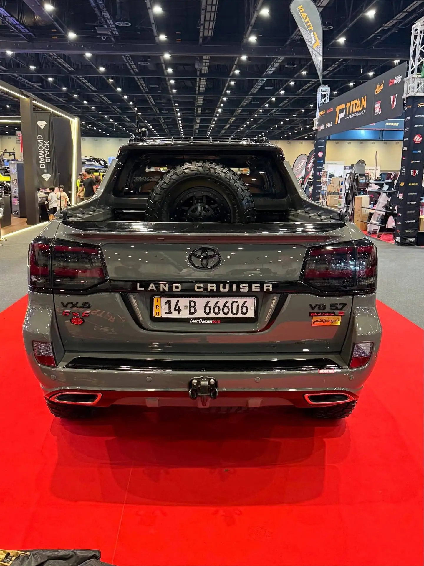 تصاویر؛ پیکاپ لندکروزر تویوتا با 6 چرخ