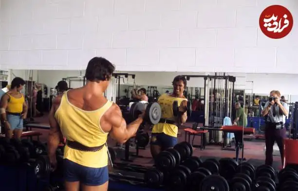 عکس| سفر در زمان؛ «آرنولد» در حال تمرین در باشگاه در کالیفرنیا؛ سال 1353