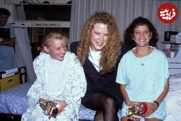 عکس| سفر در زمان؛ «نیکول کیدمن» در حال بازدید از بیمارستان کودکان در سیدنی؛ سال 1369