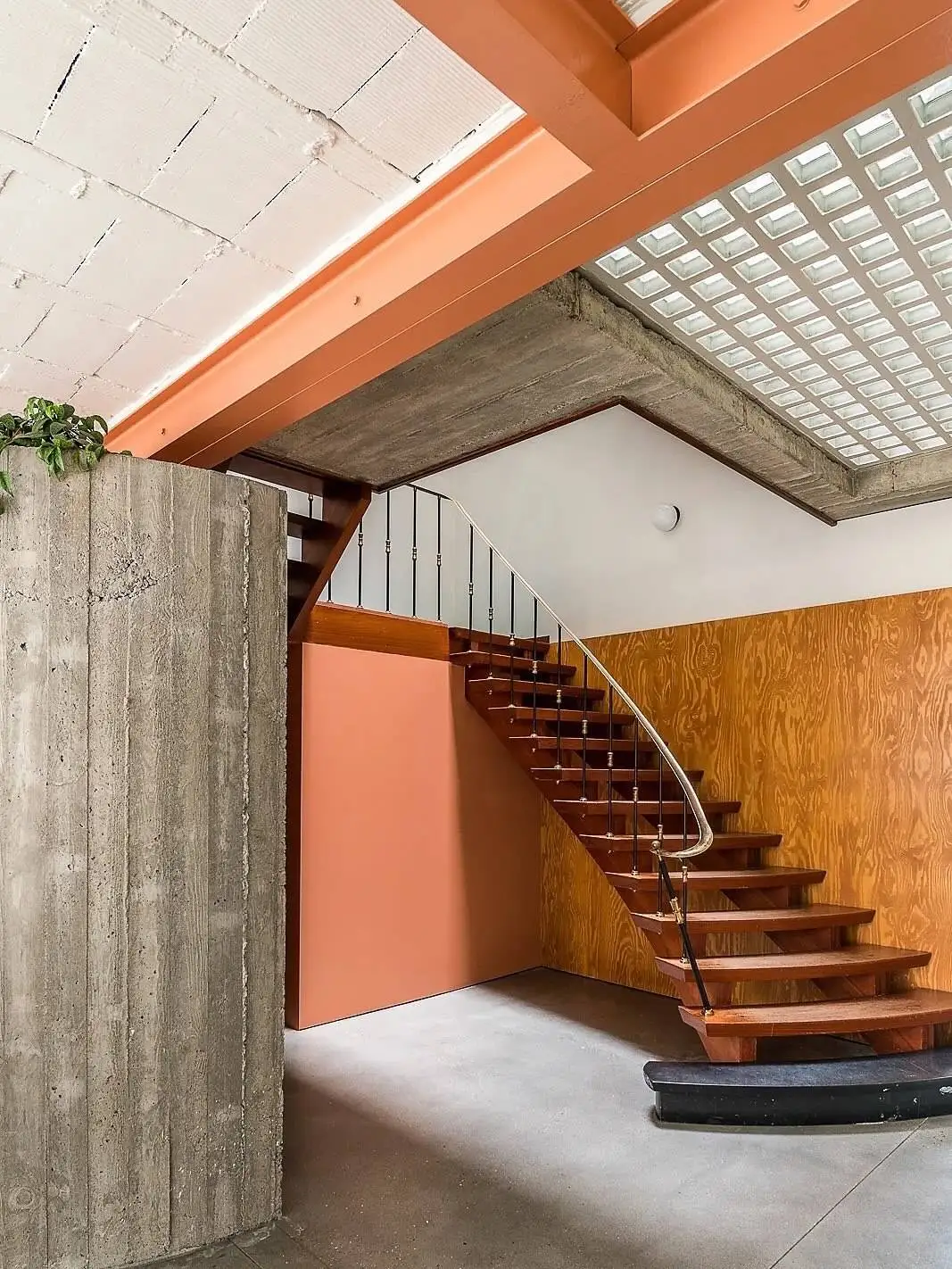 تصاویر؛ تبدیل مطب دندانپزشکی قدیمی به خانه ای نورانی با معماری خاص