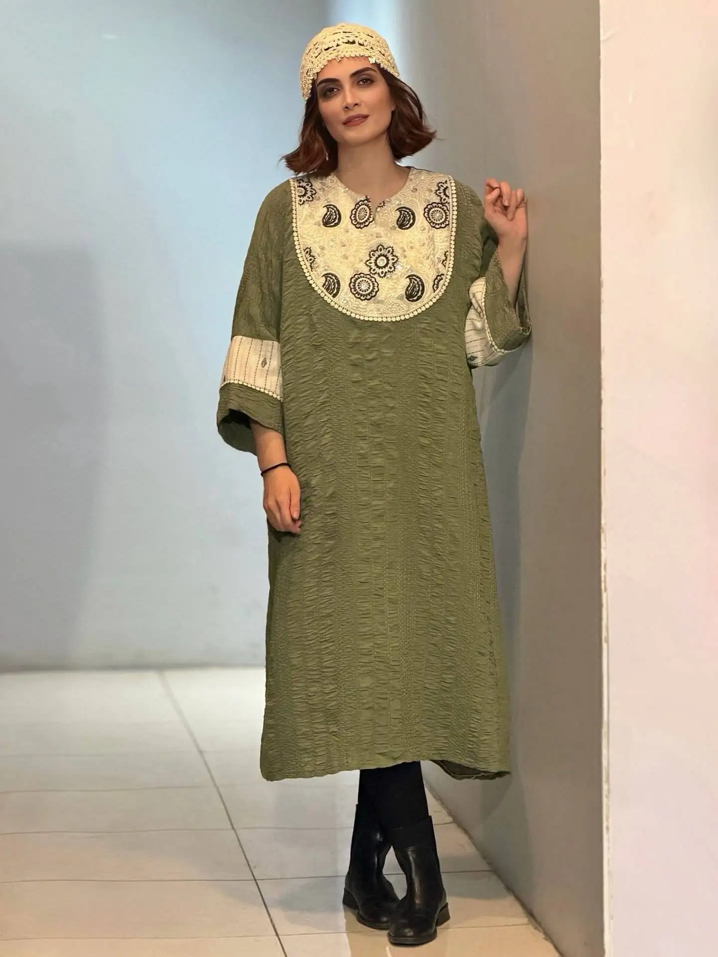 تصاویر؛ الناز ملک با استایل «هنری و زیتونی» در پشت صحنه تئاتر جدیدش