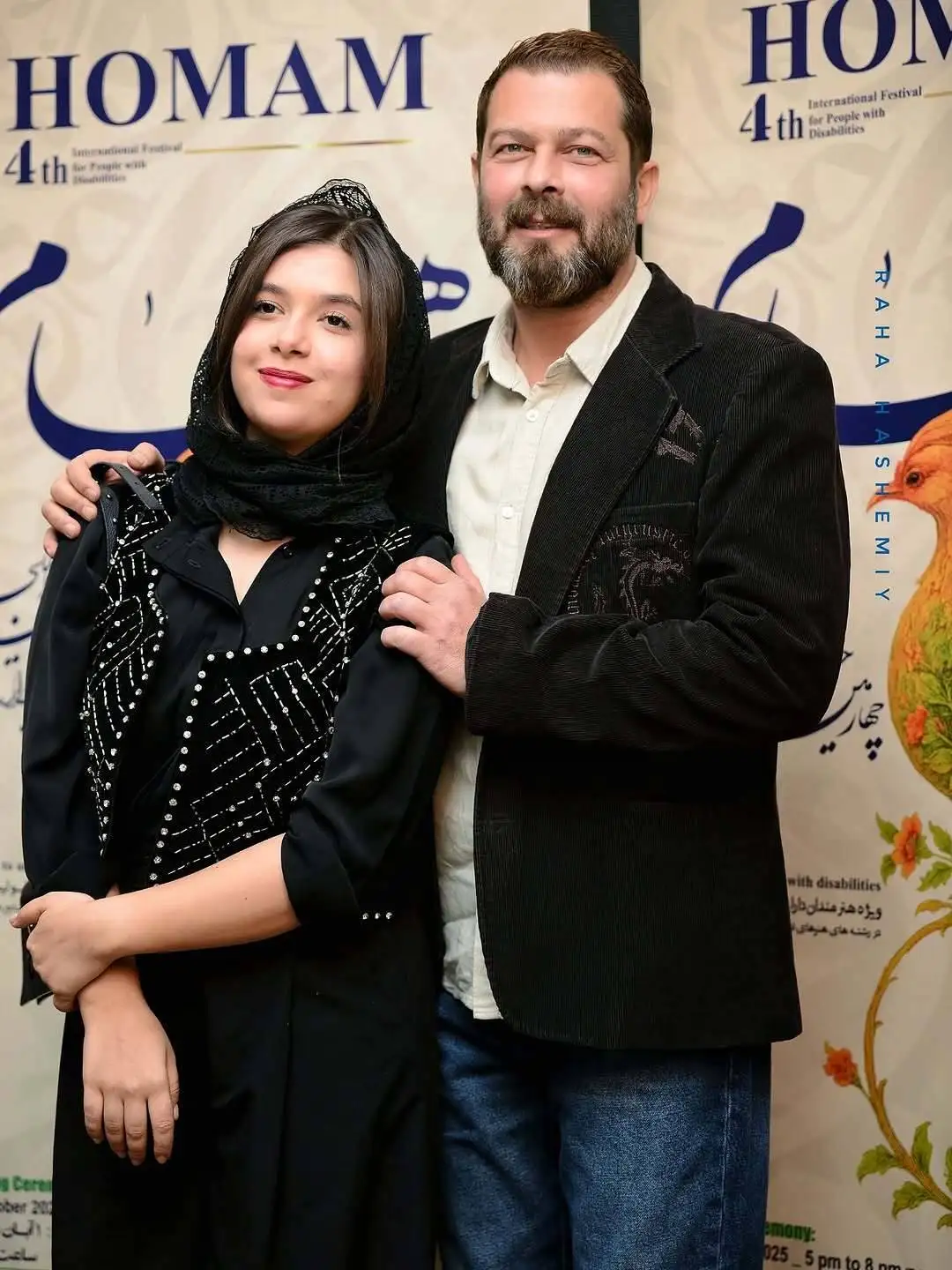 تصاویر؛ حضور «پژمان و نفس بازغی» در اختتامیه جشنواره همام؛ ست مشکی پدر و دختر