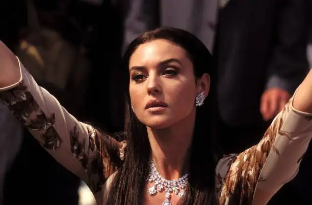 عکس| سفر در زمان؛ ظاهر متفاوت «بازیگر نقش مالنا» در جشنواره کن  فرانسه؛ سال 1376