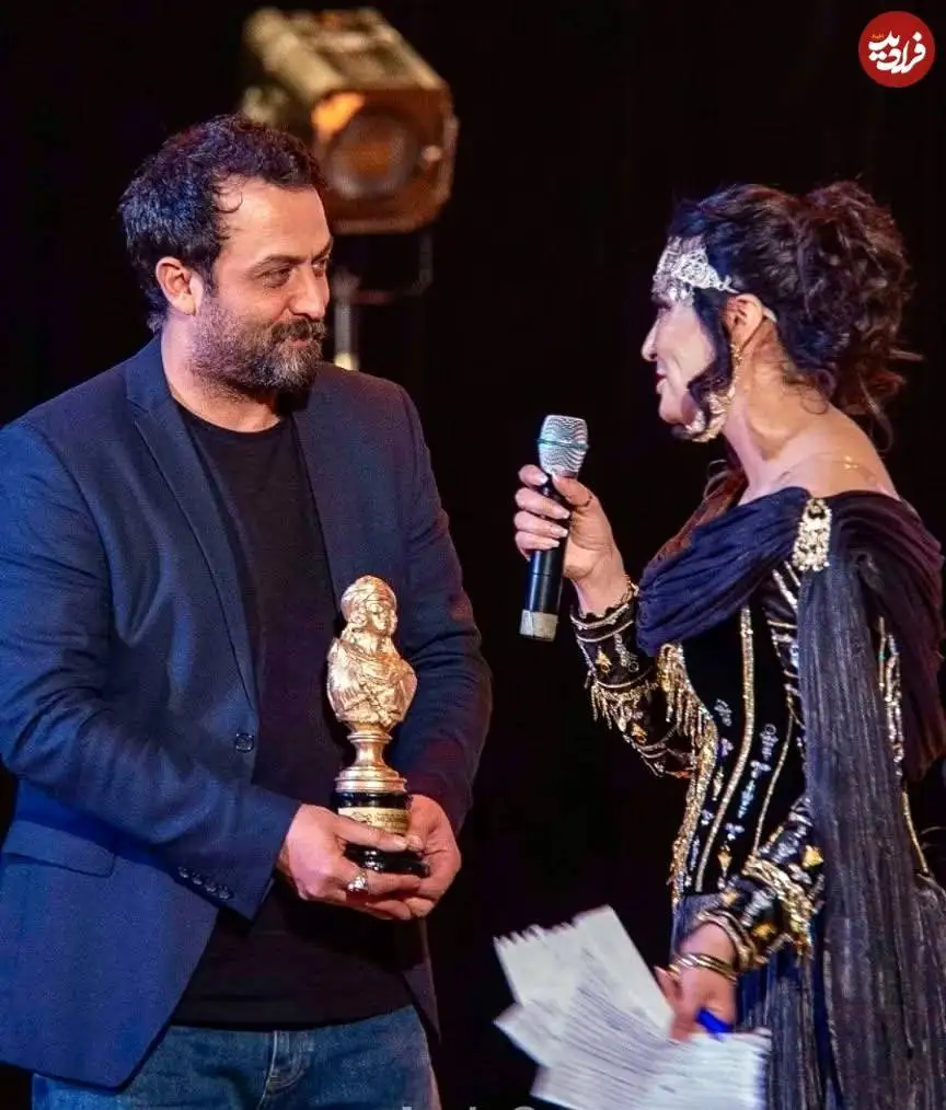 عکس| سفر در زمان؛ «یوزارسیف» بعد دریافت جایزه از یک فستیوال در الجزایر؛ سال 1403