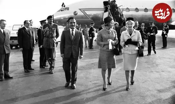 عکس| سفر در زمان؛ «ملک حسین، پادشاه اردن» و همسرش در حال ورود به فرانسه؛ سال 1343