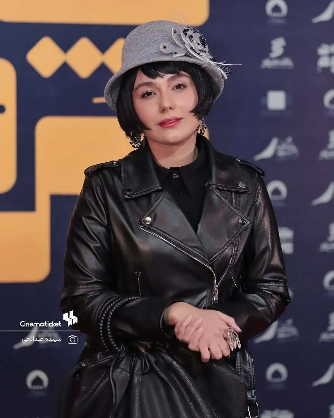 تصاویر؛ استایل تمام مشکی «ونوس کانلی» در اکران "بچه مردم"؛ کت چرم و دامن 