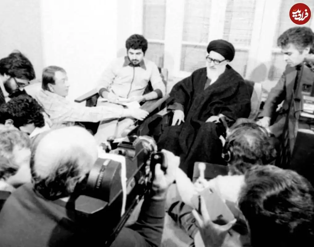 عکس| سفر در زمان؛ «آیت الله طالقانی» در یک نشست مطبوعاتی در خانه اش؛ سال 58