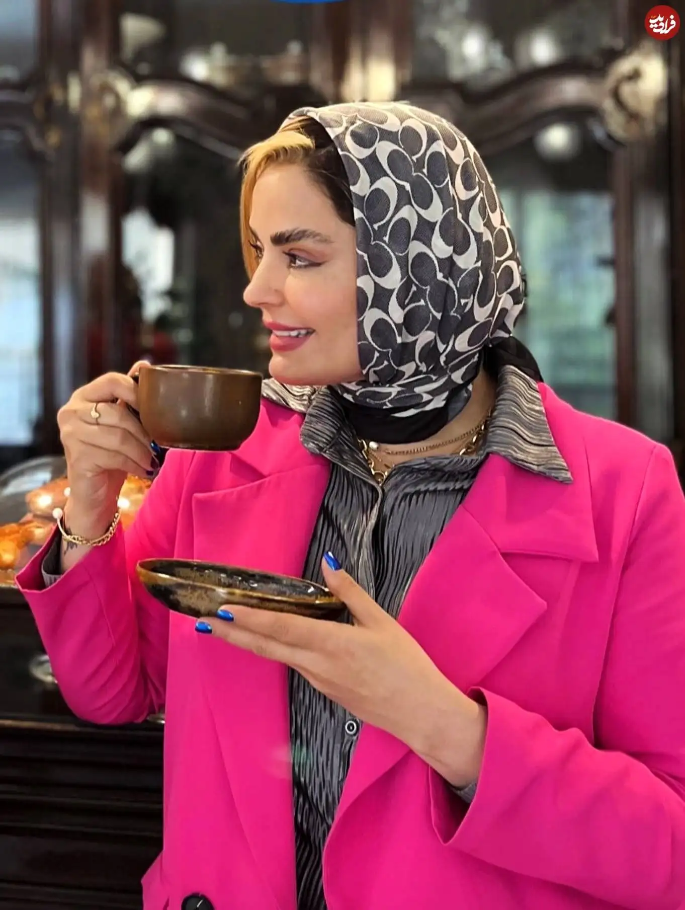 عکس| سفر در زمان؛ «مرضیه» سریال آوای باران در یک کافه در تهران در 44 سالگی