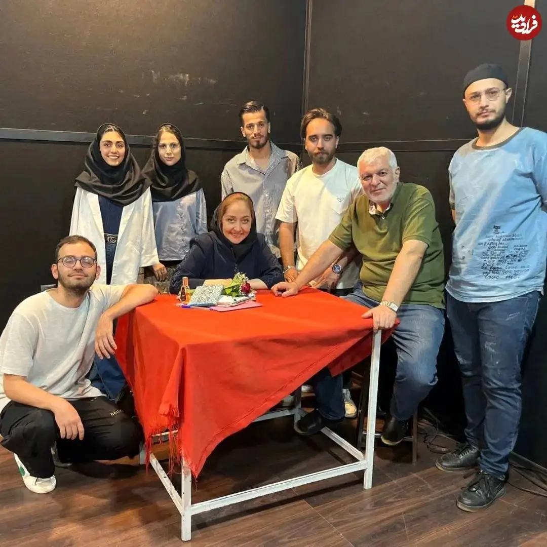 عکس| سفر در زمان؛ «آفرین» سریال آوای باران در کنار دانشجویان اش در 47 سالگی