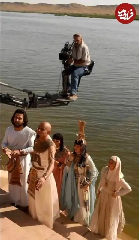 عکس| سفر زمان؛ «یوزارسیف، آخناتون و نفرتیتی» در کنار روخانه در پشت صحنه «یوسف پیامبر»