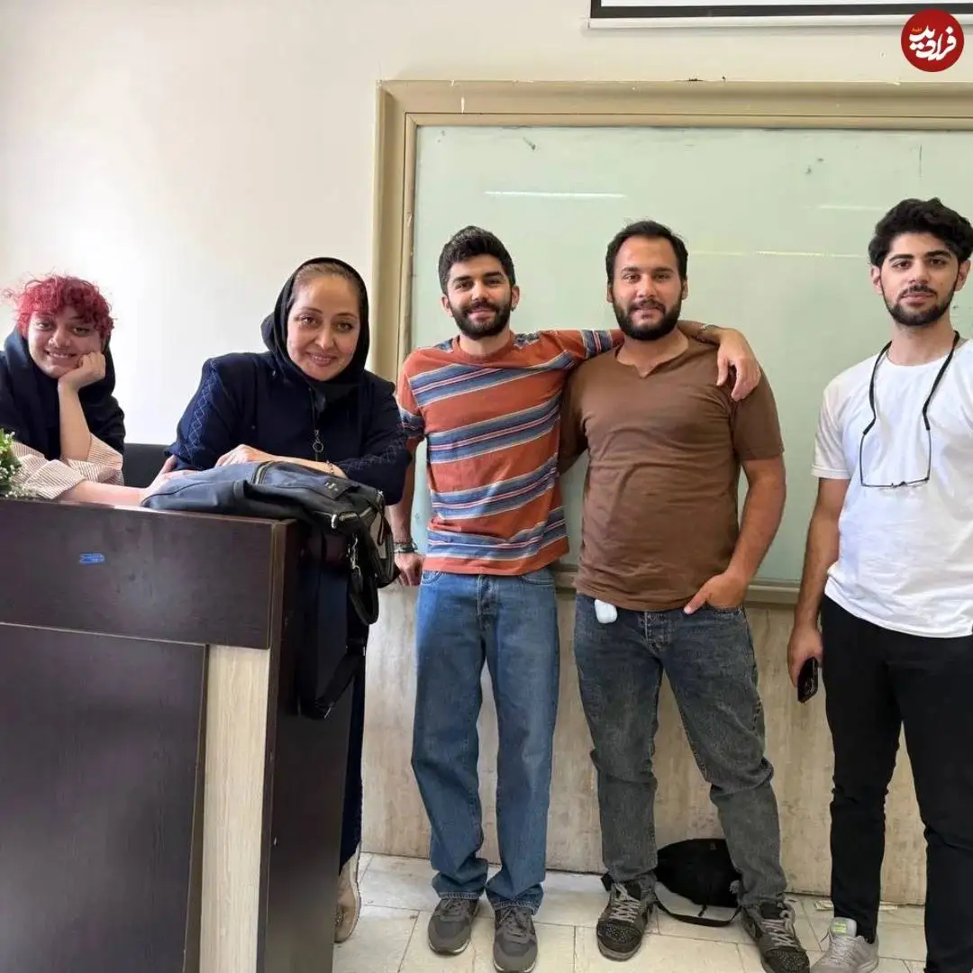 عکس| سفر در زمان؛ «آفرین» سریال آوای باران در کنار دانشجویان اش در 47 سالگی