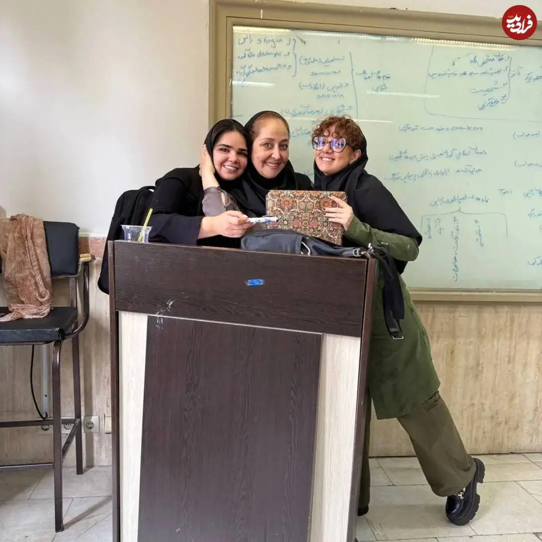 عکس| سفر در زمان؛ «آفرین» سریال آوای باران در کنار دانشجویان اش در 47 سالگی
