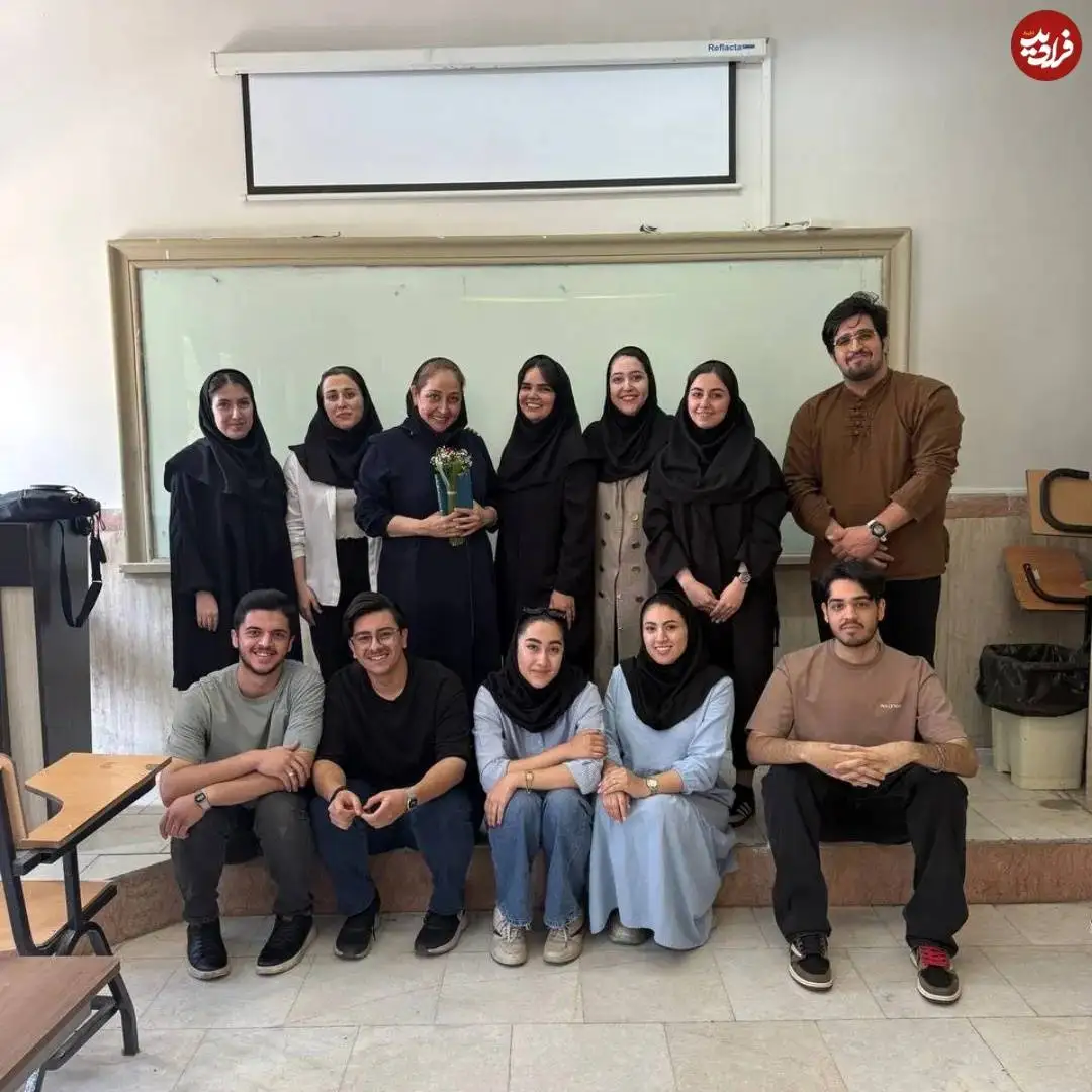 عکس| سفر در زمان؛ «آفرین» سریال آوای باران در کنار دانشجویان اش در 47 سالگی