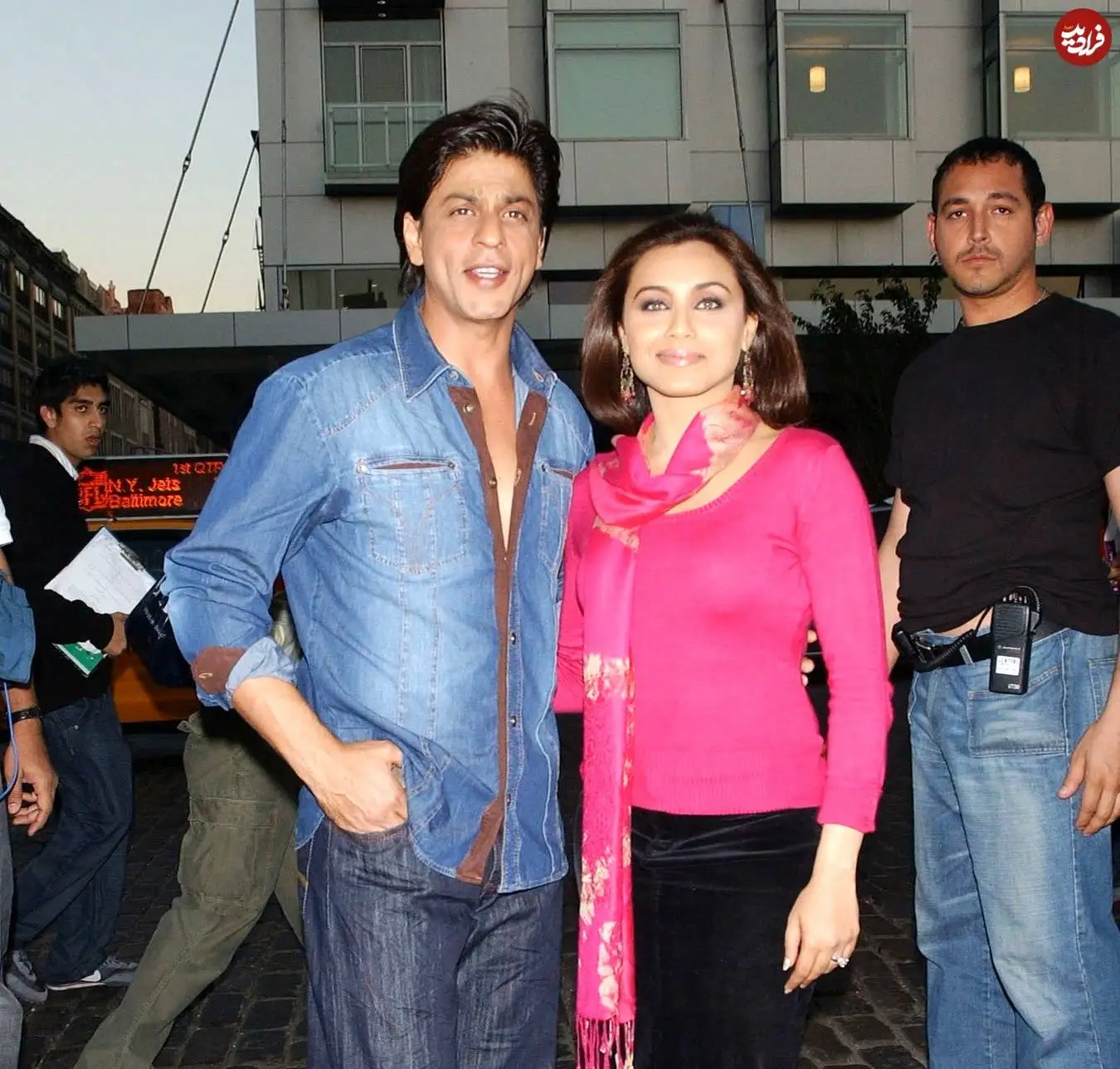 عکس| سفر در زمان؛ «رانی موکرجی» و «شاهرخ خان» سر فیلمبرداری فیلم کانک در نیویورک؛ سال 1384