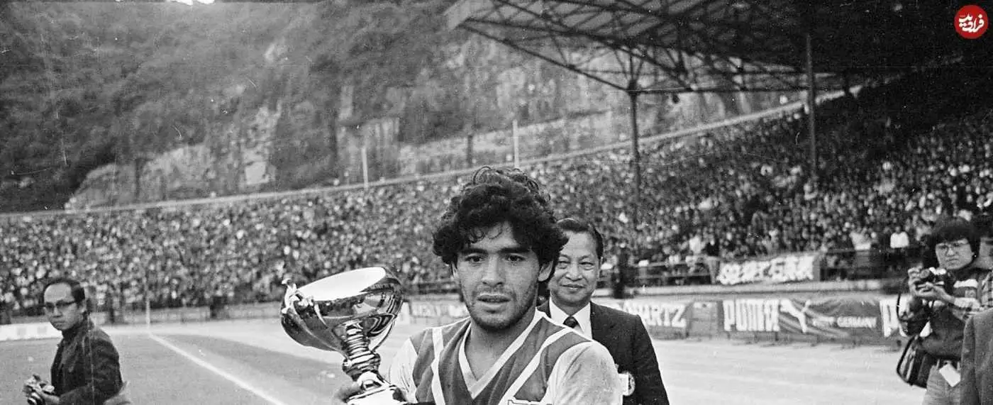 عکس| سفر در زمان؛ «مارادونا» با جام قهرمانی در ورزشگاه هنگ کنگ؛ سال 1360