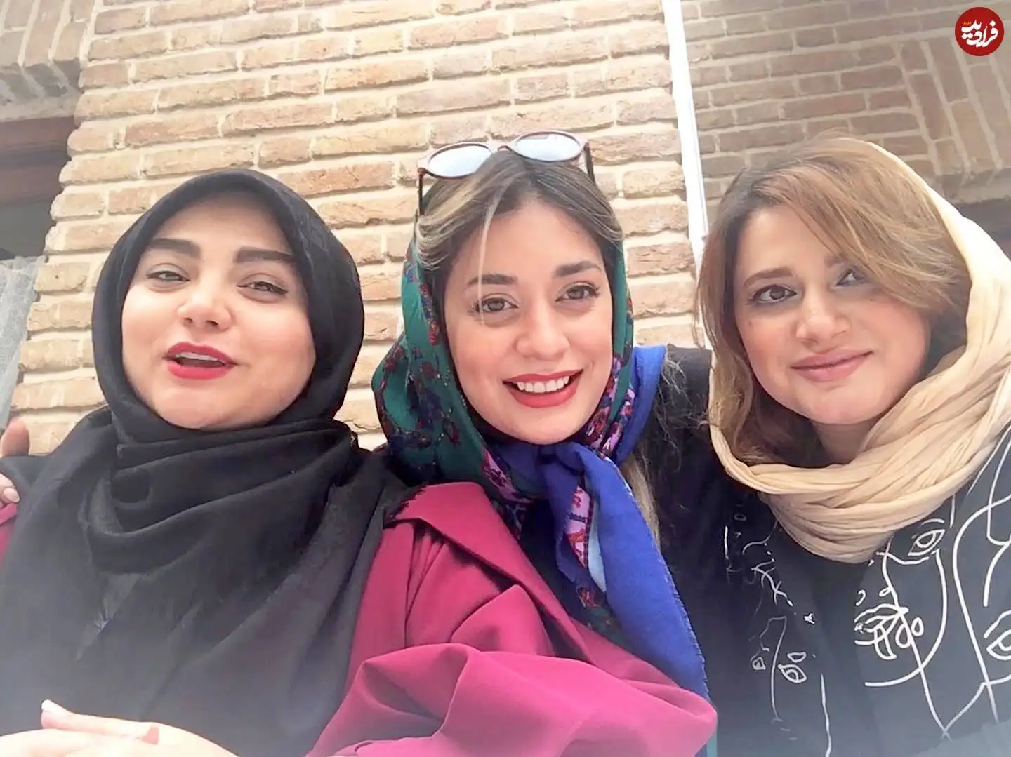 عکس| سفر در زمان؛ «گلپری» سریال آوای باران در یک دورهمی در تهران؛ سال 1400