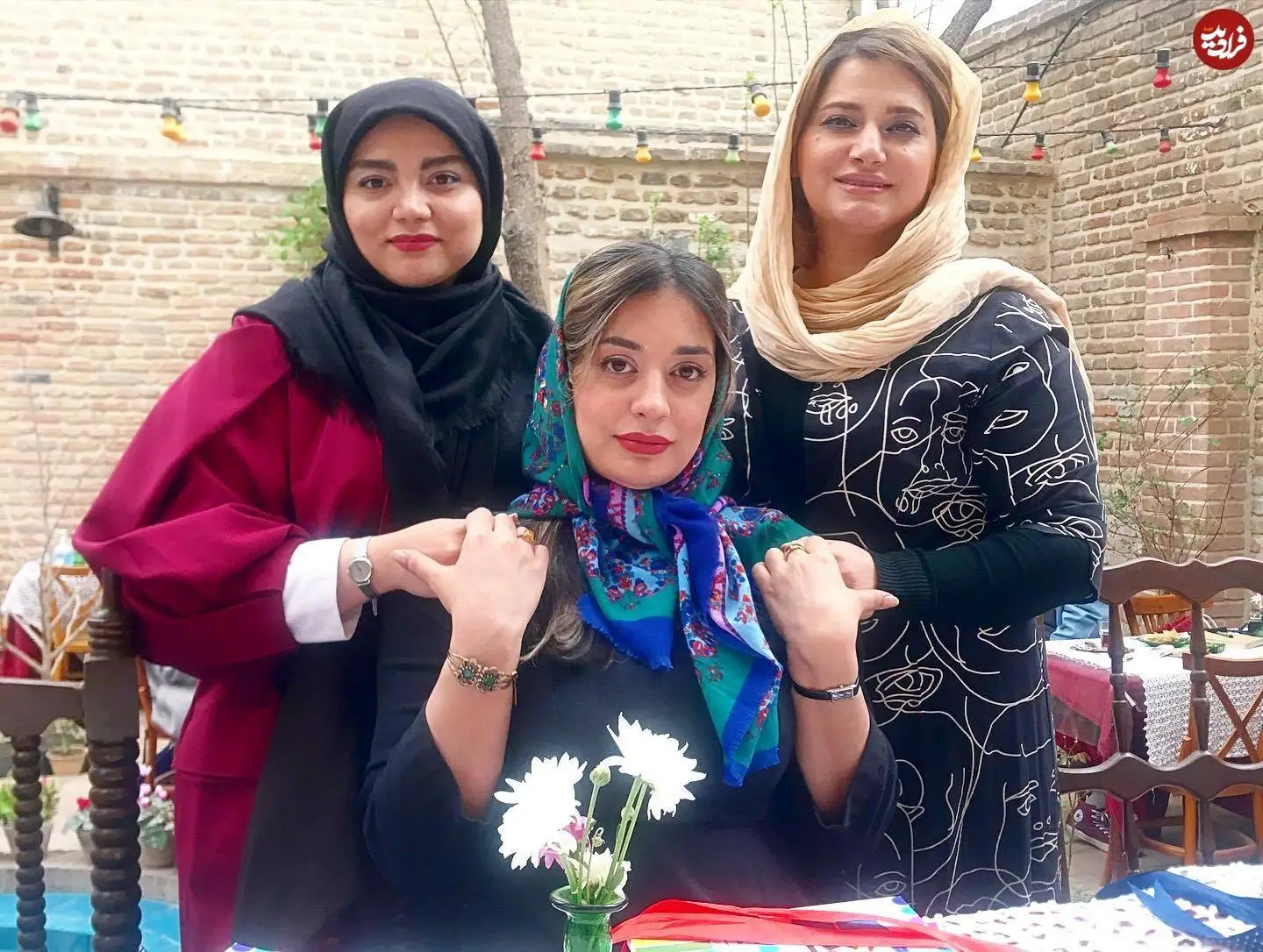 عکس| سفر در زمان؛ «گلپری» سریال آوای باران در یک دورهمی در تهران؛ سال 1400