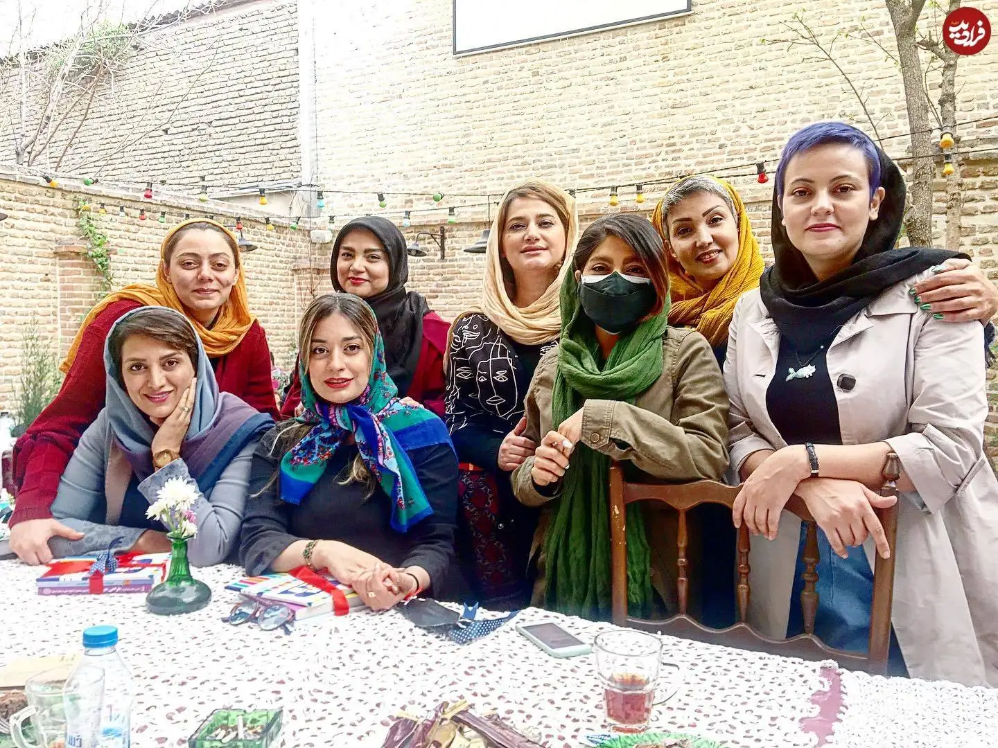 عکس| سفر در زمان؛ «گلپری» سریال آوای باران در یک دورهمی در تهران؛ سال 1400