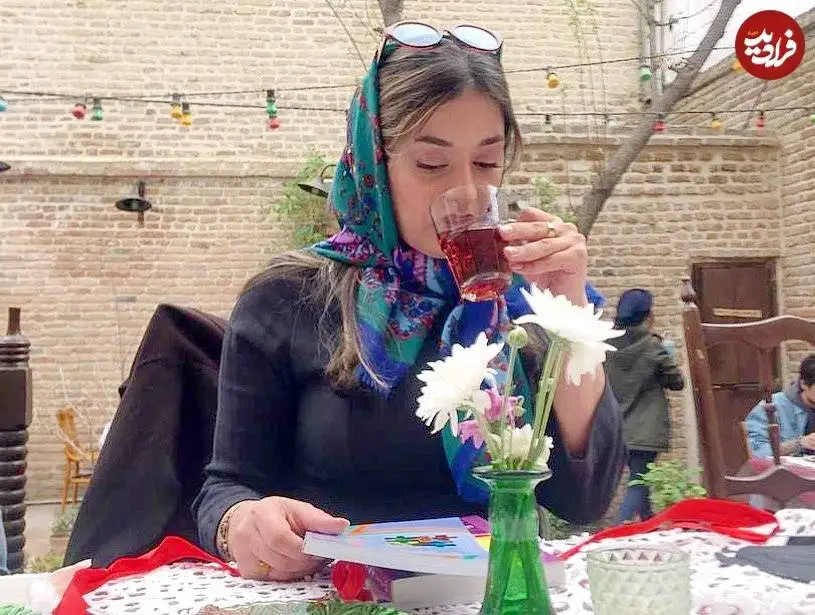 عکس| سفر در زمان؛ «گلپری» سریال آوای باران در یک دورهمی در تهران؛ سال 1400