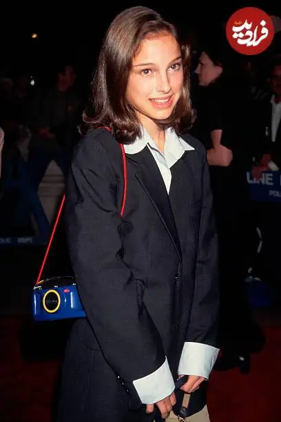 عکس| سفر در زمان؛ «ناتالی پورتمن» در مراسم افتتاحیه فیلم «آفرودیت توانا»؛ سال 1373