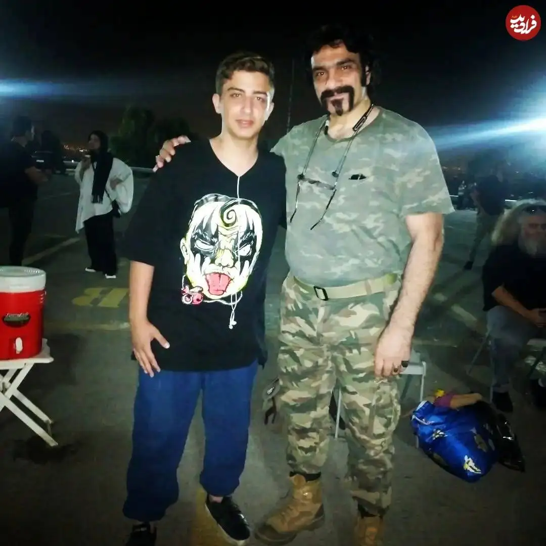 عکس| سفر در زمان؛ «هرمهب» سریال یوسف پیامبر در یک نمایشگاه خودرو در لس آنجلس؛ سال 97