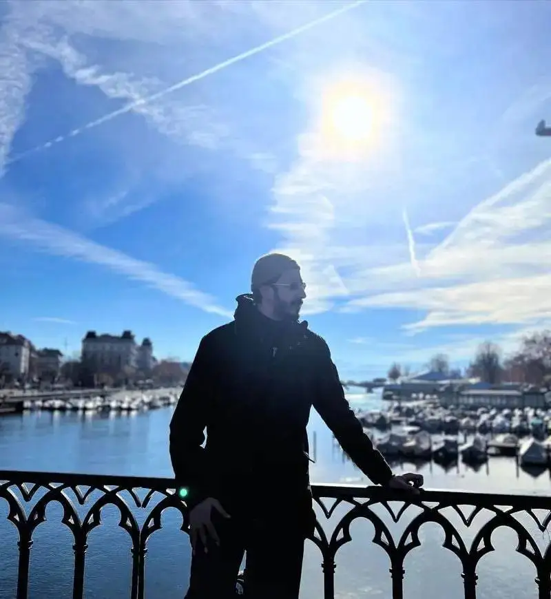 عکس؛ استایل بازیگر سریال پایتخت در خیابان های کپنهاگ