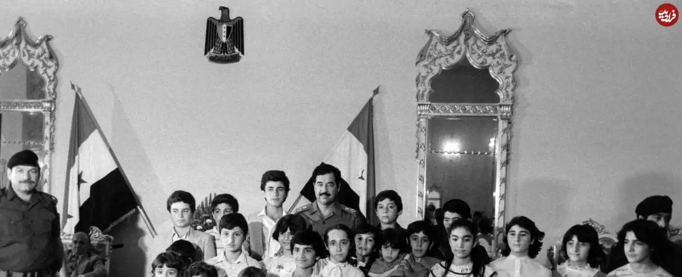 عکس| سفر در زمان؛ دیدار «صدام حسین» با فرزندان حامیان مالی جنگ علیه ایران؛ سال 1362