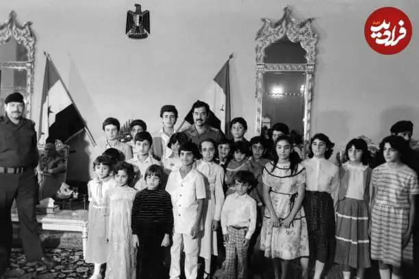 عکس| سفر در زمان؛ دیدار «صدام حسین» با فرزندان حامیان مالی جنگ علیه ایران؛ سال 1362