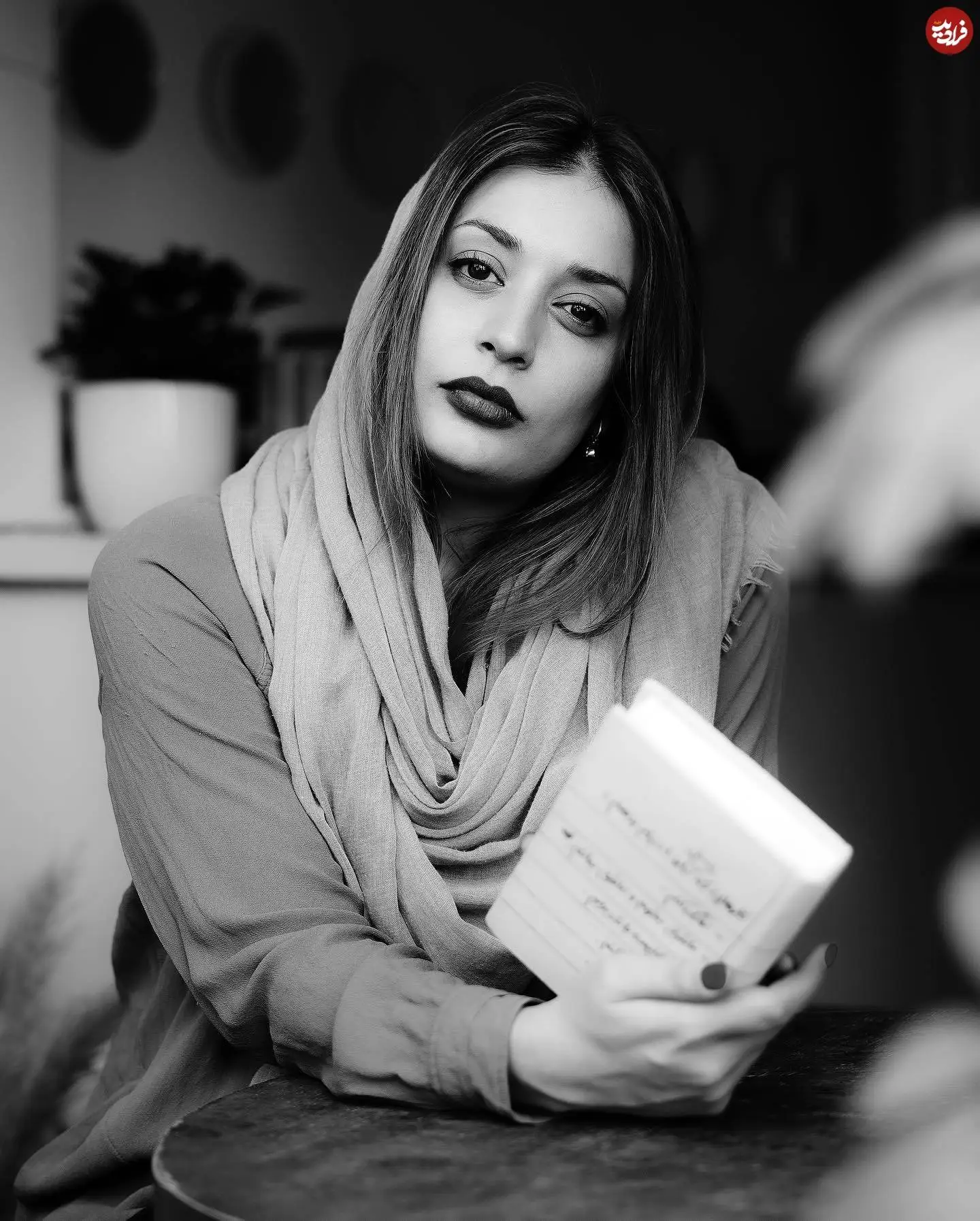 عکس| سفر در زمان؛ «گلپری» 7 سال بعد سریال آوای باران در یک کافه در تهران