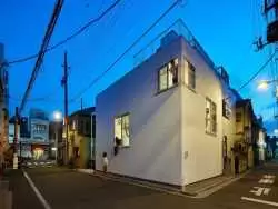 (تصاویر) معماری متفاوت ژاپنی در خانه ای با «بالکن های معکوس»