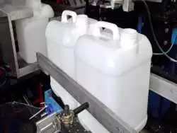 (ویدئو) فرآیند تولید دبه و ظروف پلاستیکی در کارخانه ای در کره جنوبی 