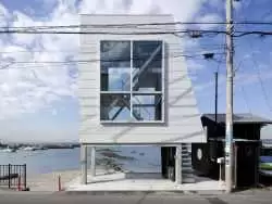 (تصاویر) عجیب ترین خانۀ ساحلی دنیا در ژاپن؛ خانه ای که پنجره است!