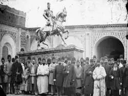 (عکس) ناصرالدین شاه در کنار اولین مجسمه تهران