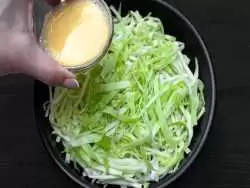 (ویدئو) ببینید چگونه آلمانی ها با کلم وتخم مرغ این غذای ساده را درست می کنند 