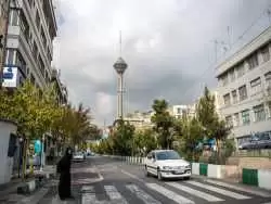 (عکس) سفر به تهران قدیم؛ ممنوعیت تردد خودروها در خیابان های شلوغ تهران