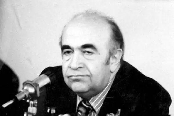 (تصاویر) عکس و ژست جالب هویدا بعد از برکناری 7وزیر کابینه!